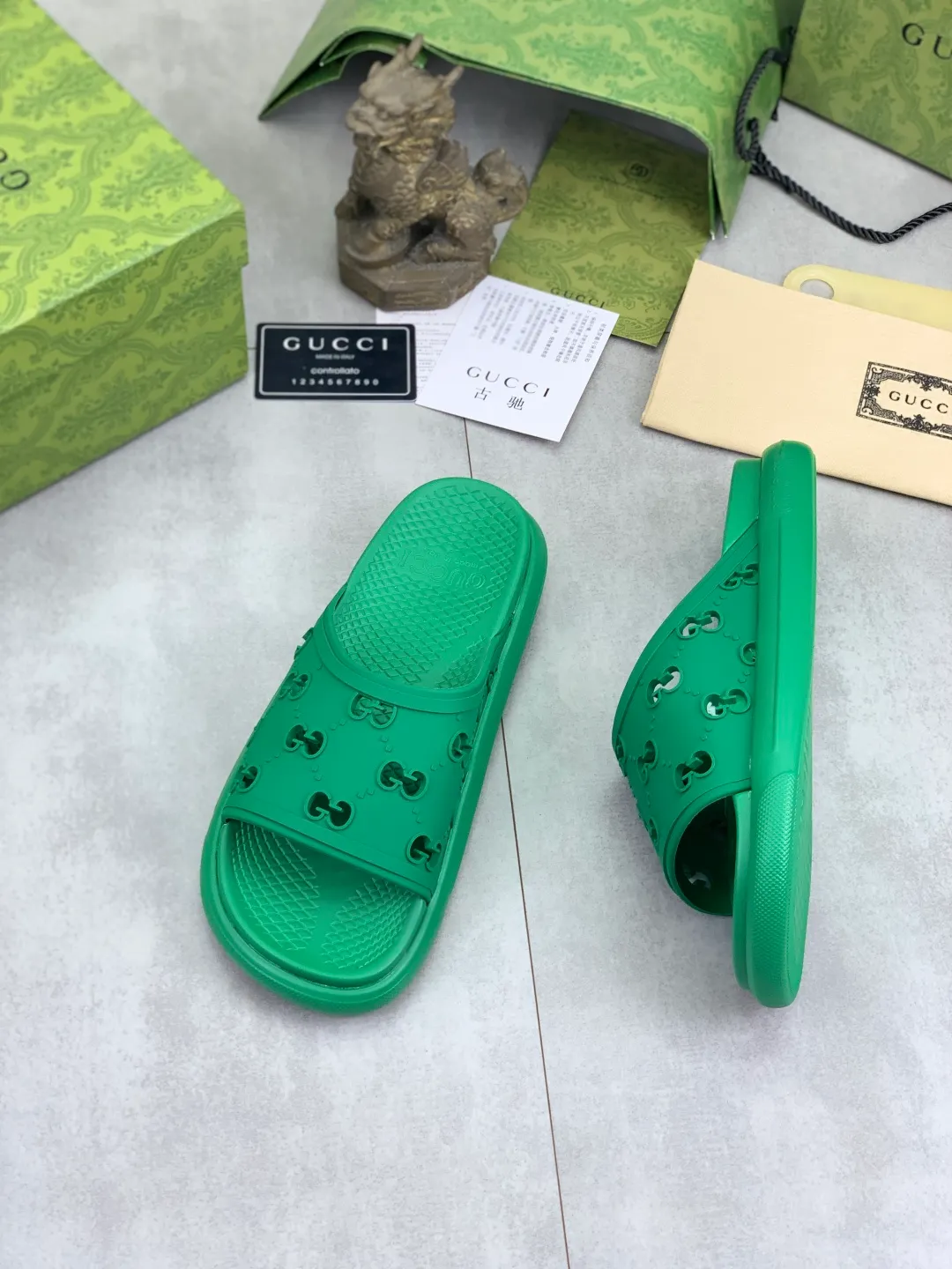 Men's Men's Shoes 💰P300💰[New Style] High Version 🎁🎁🎁 GUCCI New Year of the Snake casual slippers, original official website, perfect workmanship, transmitting a kind of noble luxury, sublimating its definition of luxury in Gucci's high-end extraordinary craftsmanship. Original Gucci double G combination outsole, code number: 35-46, complete package